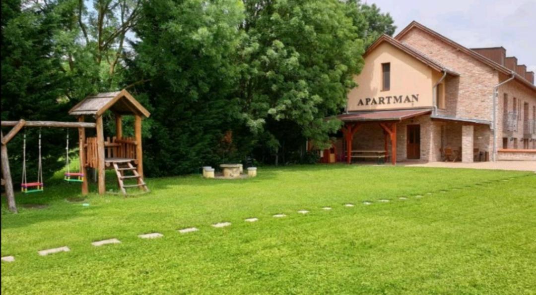 Niki Apartman Gyula Luaran gambar