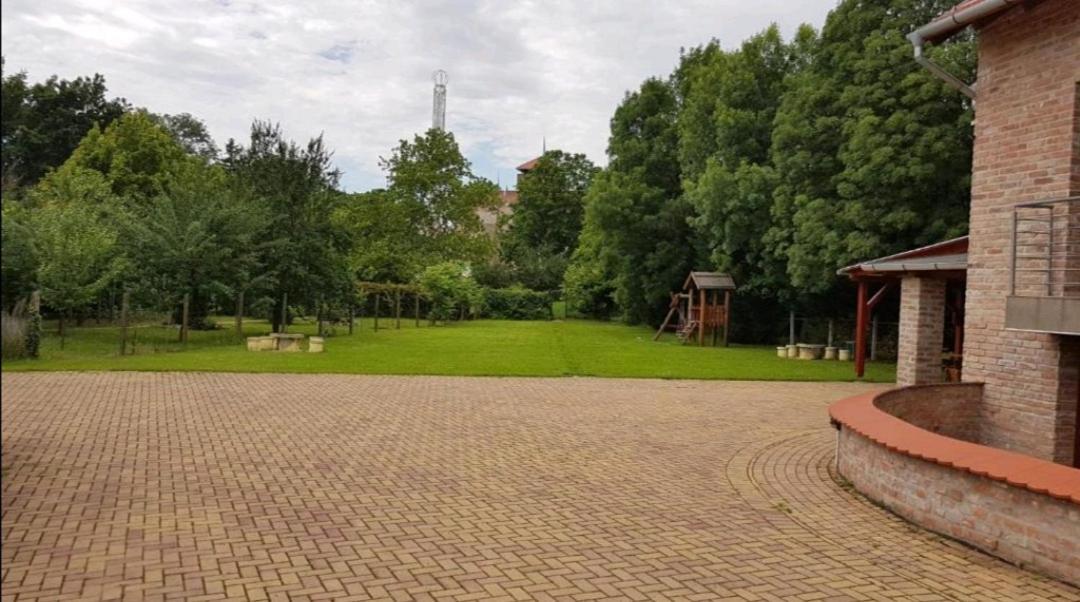 Niki Apartman Gyula Luaran gambar